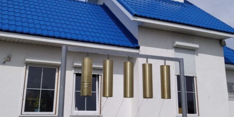 Дзвіниця з Бахмута. На Одещині прикордонники передали храму дзвони з гільз 155-го калібру (ФОТО, ВІДЕО)