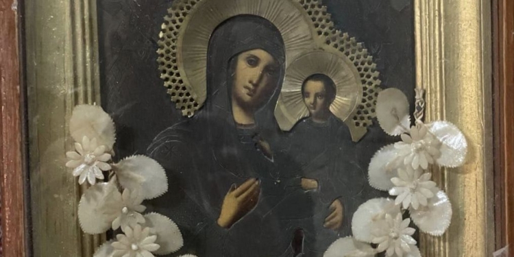 В Бахмуті з-під завалів військові дістали старовинні ікони (ФОТО)