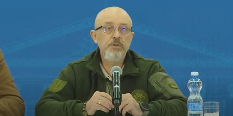 Зеленський доручив Залужному порослих мохом військкомів з тилу відправляти на фронт, – Резніков (ВІДЕО)