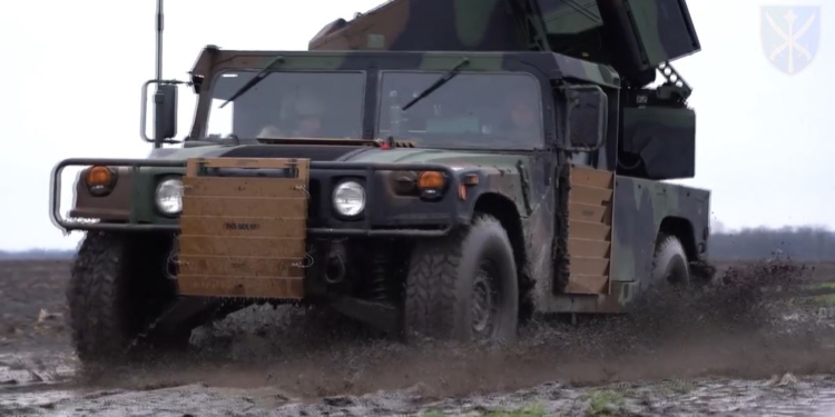 Американська ЗРК Avenger (Месник) вже на бойовому чергуванні – “їсть” все (ВІДЕО)