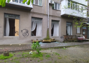 Внаслідок вчорашньої ракетної атаки по Миколаєву постраждали приміщення МОО Спілки художників України. Але Департамент ЖКХ відмовився їй допомогти (ФОТО)