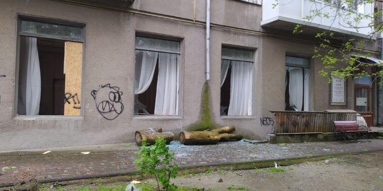Внаслідок вчорашньої ракетної атаки по Миколаєву постраждали приміщення МОО Спілки художників України. Але Департамент ЖКХ відмовився їй допомогти (ФОТО)
