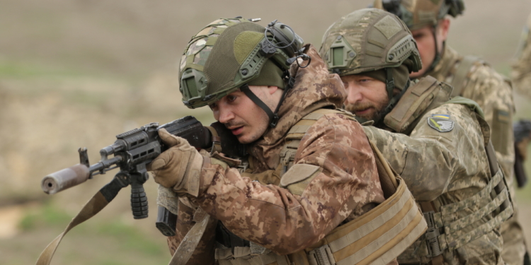 Довести дії до автоматизму і згуртувати військові колективи: як тренуються миколаївські десантники (ФОТО)