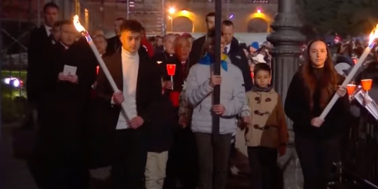 У МЗС розчаровані. Україна відреагувала на Хресну дорогу Ватикану, з українським і російським підлітками