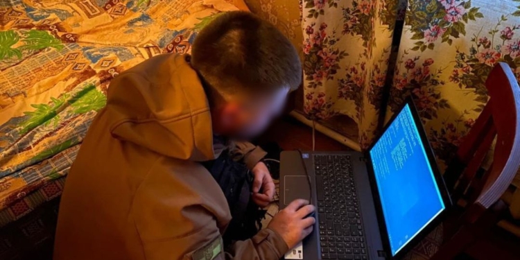 На Миколаївщині кіберполіцейські припинили злочинну діяльність групи онлайн-шахраїв, які «продали» неіснуючих товарів на 0,5 млн.грн. (ФОТО)