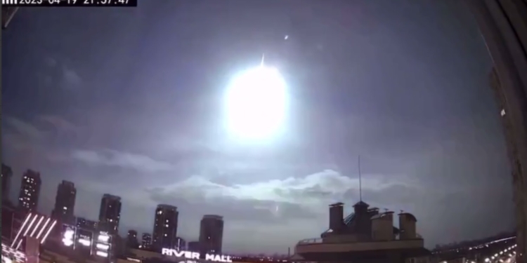 Спалах в небі над Києвом – це результат падіння супутника NASA?