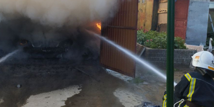 У Вознесенську горів гараж разом з автомобілем (ФОТО)