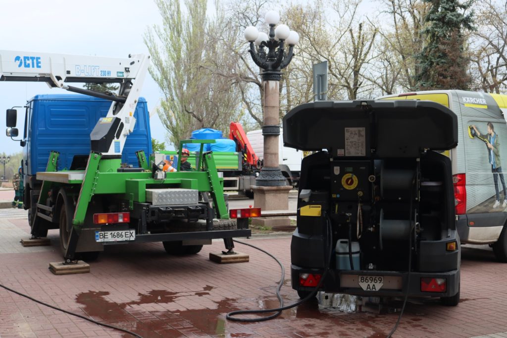 У Миколаєві відома компанія вимиє будівлю міськради та Соборну площу (ФОТО) 4