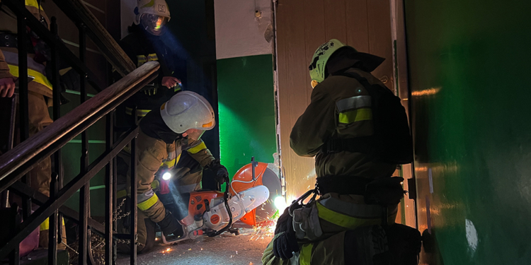 Рятувальники Миколаєва гасили пожежі після нічних «прильотів» російських «Калібрів» по місту і визволяли містян з заблокованих квартир (ФОТО)