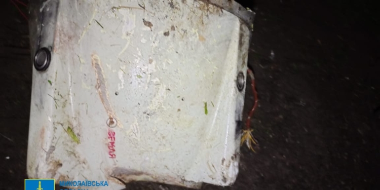 Внаслідок російської ракетної атаки Миколаєва поранено двоє дітей – в прокуратурі показали руйнування і залишки ракет (ФОТО)