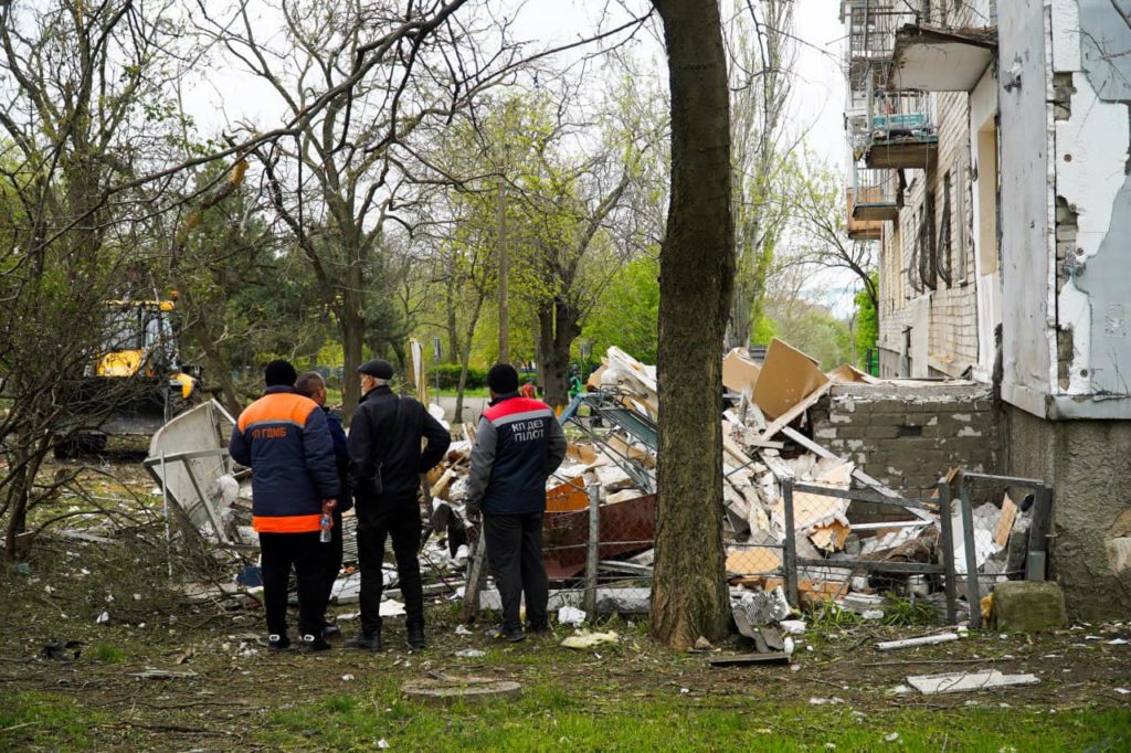 У Миколаєві комунальники продовжують працювати на місцях вчорашніх російських обстрілів (ФОТО) 3