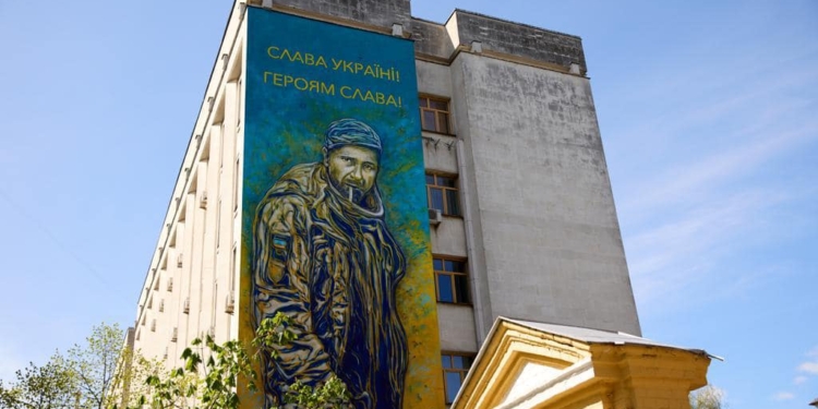У центрі Києва з’явився мурал з зображенням тероборонівця Олександра Мацієвського, розстріляного рашистами за слова «Слава Україні» (ФОТО)