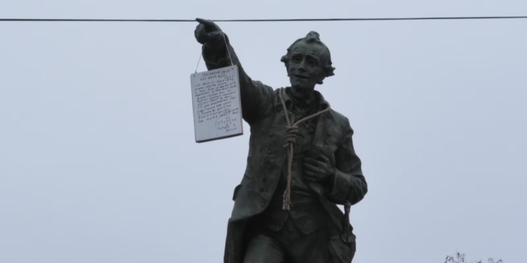 Демонтувати і в музей: більшість мешканців Очакова визначились з долею пам’ятника Суворову (ІНФОГРАФІКА)