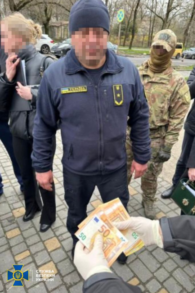 Чиновник Одеської митниці налагодив систему «відкатів» за ввезення в Україну незадекларованої готівки (ФОТО) 3