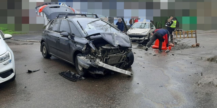 В Миколаєві – чергова ДТП: постраждав водій одного легковика (ФОТО)