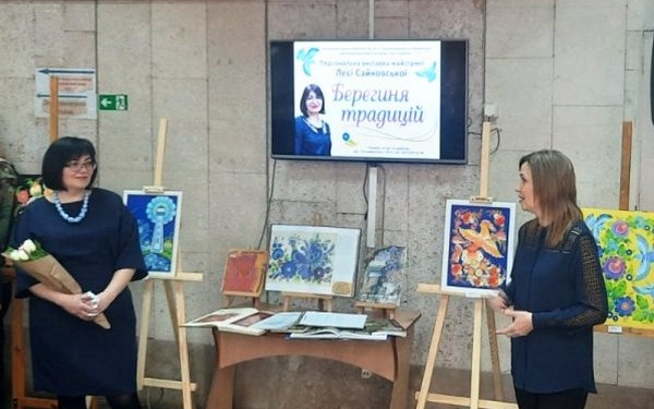 «Петриківський розпис» Лесі Сайковської: в Миколаєві відкрилась ще одна виставка (ФОТО)