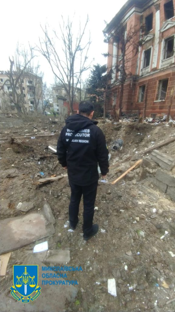 Внаслідок російської ракетної атаки Миколаєва поранено двоє дітей – в прокуратурі показали руйнування і залишки ракет (ФОТО) 5