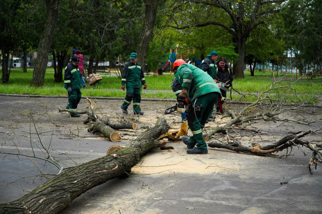 У Миколаєві комунальники продовжують працювати на місцях вчорашніх російських обстрілів (ФОТО) 5