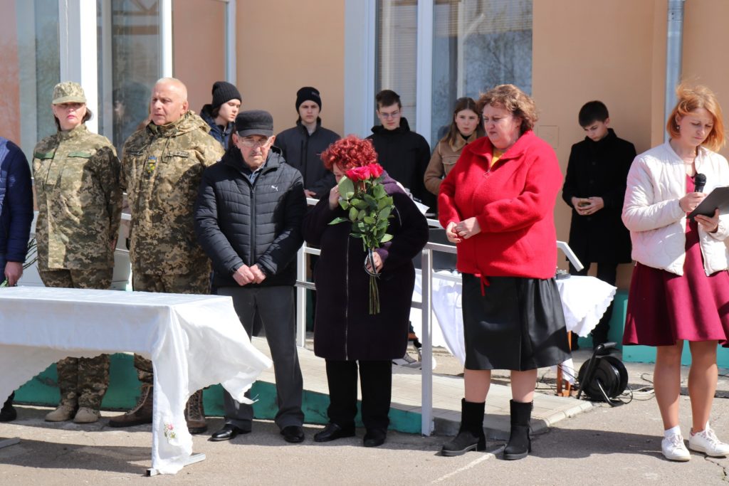 В рідному селі на Миколаївщині відкрили меморіальну дошку миколаївському льотчику, який героїчно загинув на Київщині в перші дні російського вторгнення (ФОТО) 5