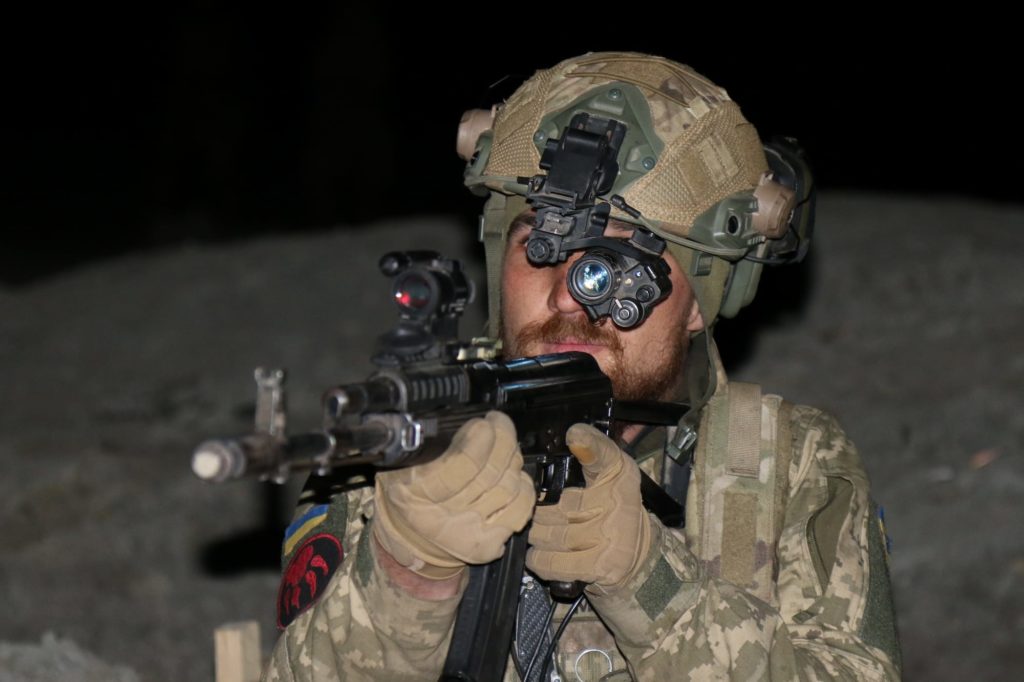 Щоб краще відбивати атаки ворога: миколаївські десантники показали свої нічні тренування (ФОТО) 5