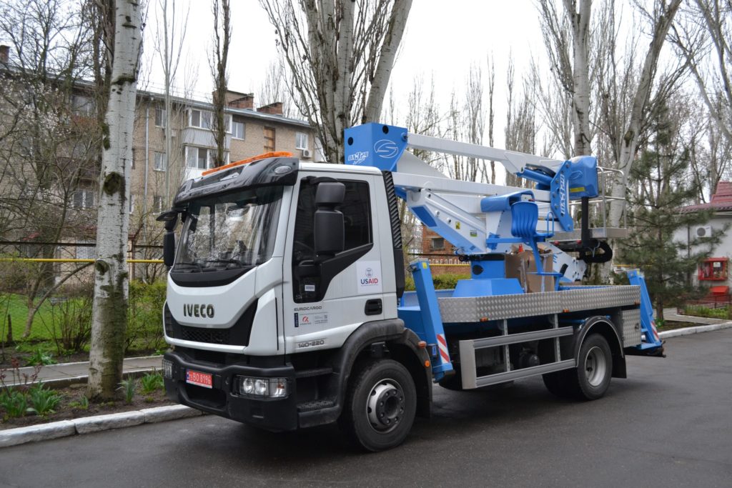 «Миколаївобленерго» отримав автопідйомник від USAID (ФОТО) 6