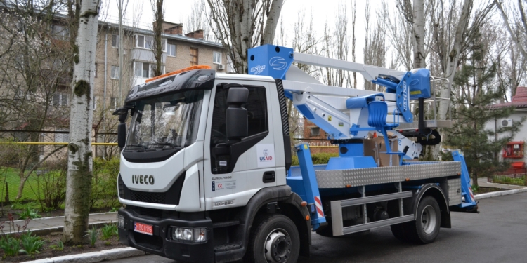 «Миколаївобленерго» отримав автопідйомник від USAID (ФОТО)