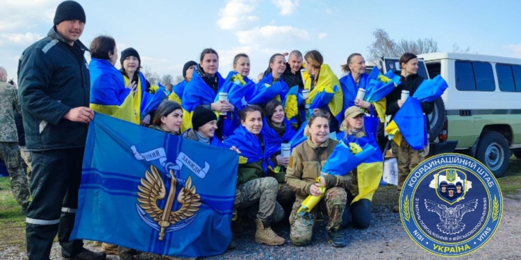 Черговий великий обмін полоненими: в Україну повертаються 100 захисників (ФОТО, ВІДЕО)