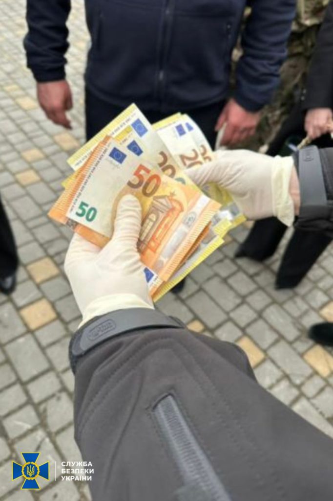 Чиновник Одеської митниці налагодив систему «відкатів» за ввезення в Україну незадекларованої готівки (ФОТО) 5