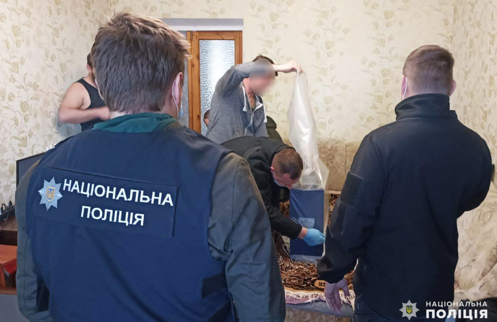 В Миколаєві викрили двох чоловіків на розповсюдженні дитячої порнографії (ФОТО) 6