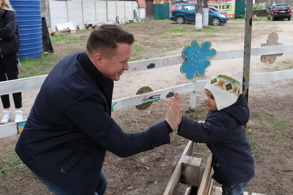 «Прихисток своїм». Антон Табунщик відвідав один з найбільших евакуаційних центрів Півдня України (ФОТО) 8