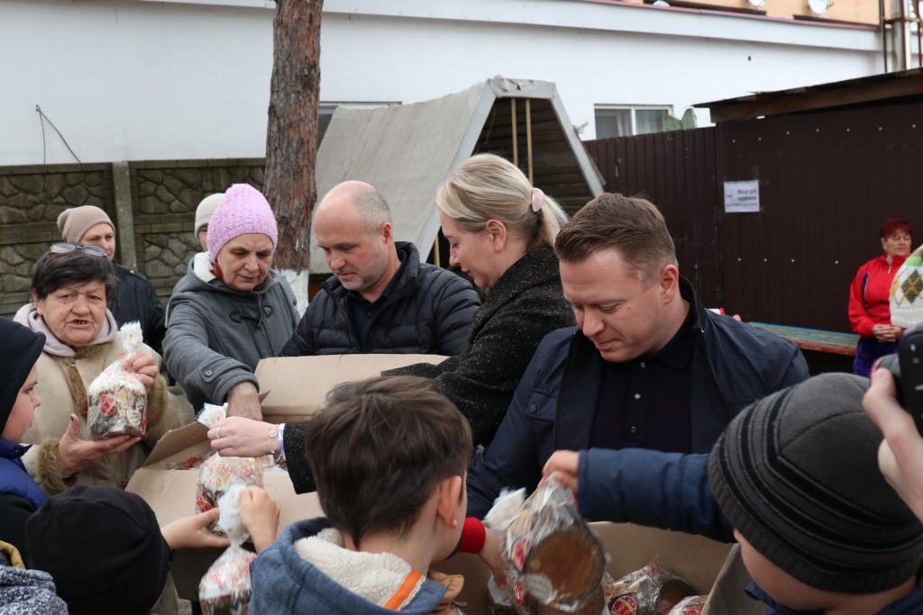 «Прихисток своїм». Антон Табунщик відвідав один з найбільших евакуаційних центрів Півдня України (ФОТО) 2