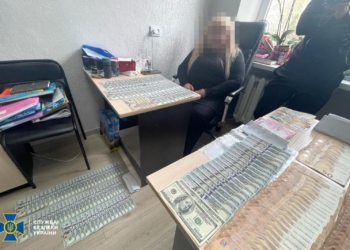 Столи, завалені валютою. На Хмельниччині викрили злочинну групу лікарів – продавали “інвалідність” і списання від служби (ФОТО)
