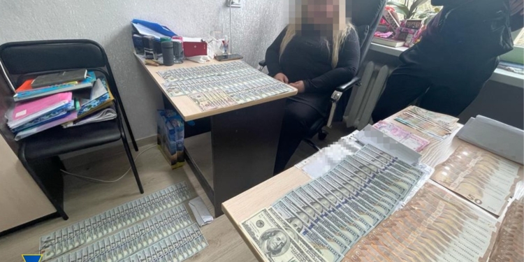 Столи, завалені валютою. На Хмельниччині викрили злочинну групу лікарів – продавали “інвалідність” і списання від служби (ФОТО)