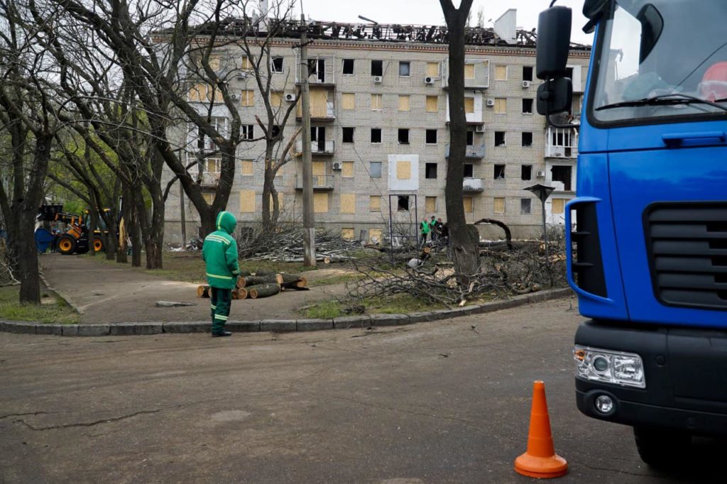 У Миколаєві комунальники продовжують працювати на місцях вчорашніх російських обстрілів (ФОТО) 7