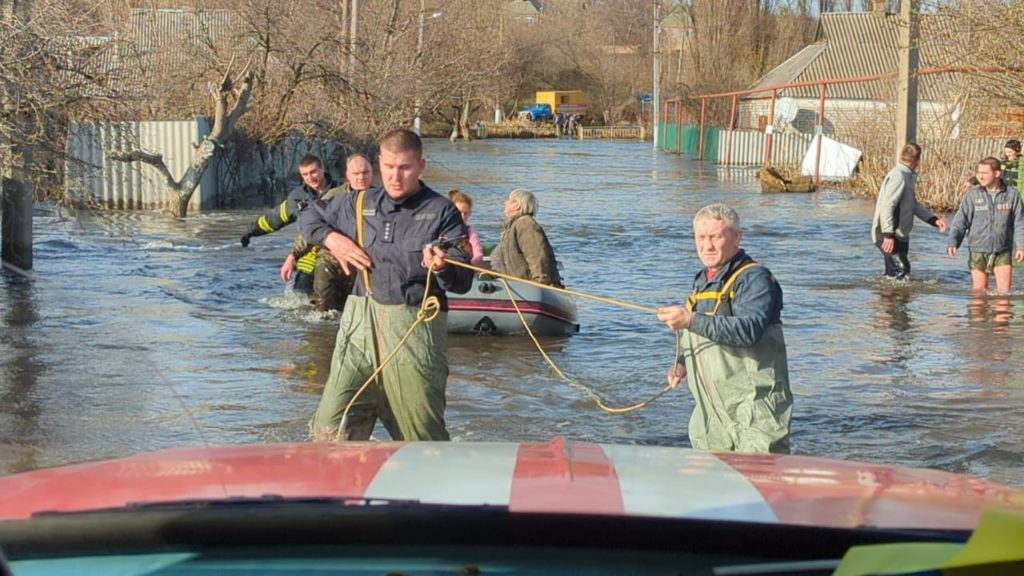 Під Краматорськом прорвало дамбу – підтоплено 260 будинків (ФОТО) 14