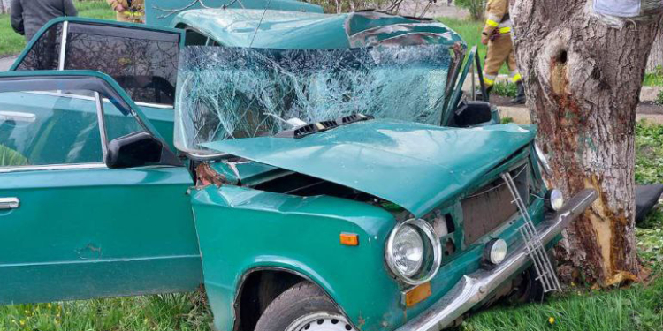 На Миколаївщині в ДТП постраждав 24-річний водій — його деблокували рятувальники (ФОТО)