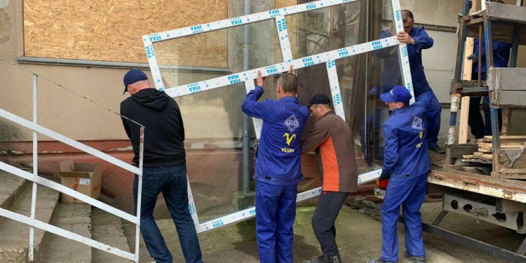 В чотирьох освітніх закладах Миколаєва замінять пошкоджені російськими обстрілами і неенергоефективні вікна (ФОТО)