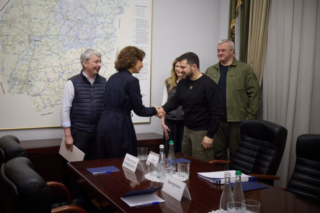 Зеленському передали сертифікат про внесення історичного центру Одеси до списку Всесвітньої спадщини ЮНЕСКО під загрозою (ФОТО) 2