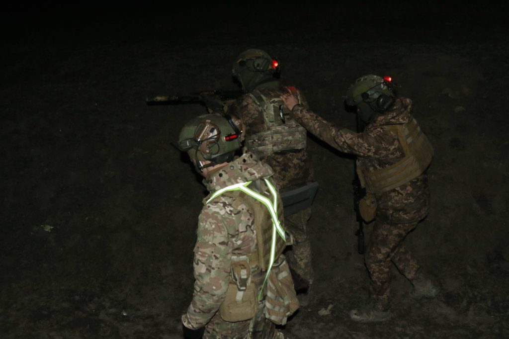 Щоб краще відбивати атаки ворога: миколаївські десантники показали свої нічні тренування (ФОТО) 9