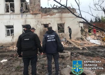 Росіяни завдали ракетного удару по Куп‘янську: зруйновано місцевий музей, загинула одна працівниця, під завалами ще люди (ФОТО, ВІДЕО)