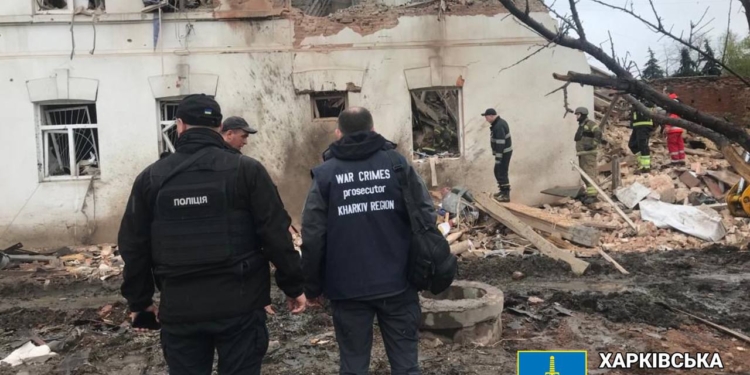 Росіяни завдали ракетного удару по Куп‘янську: зруйновано місцевий музей, загинула одна працівниця, під завалами ще люди (ФОТО, ВІДЕО)