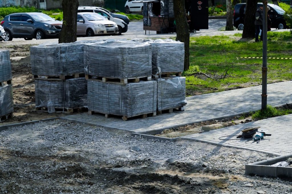 У Миколаєві відновлюють “Серце міста”, пошкоджене внаслідок обстрілів окупантів (ФОТО) 9