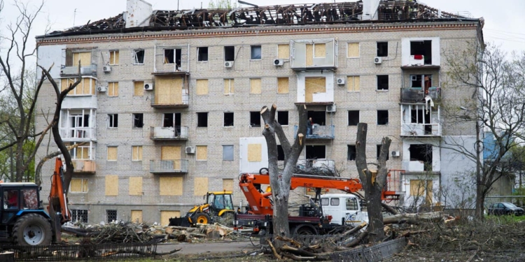 У Миколаєві комунальники продовжують працювати на місцях вчорашніх російських обстрілів (ФОТО)