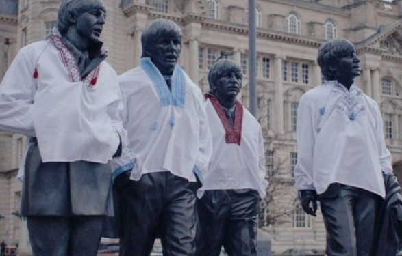 Євробачення-2023: у Ліверпулі пам’ятник The Beatles одягли в українські вишиванки (ФОТО)