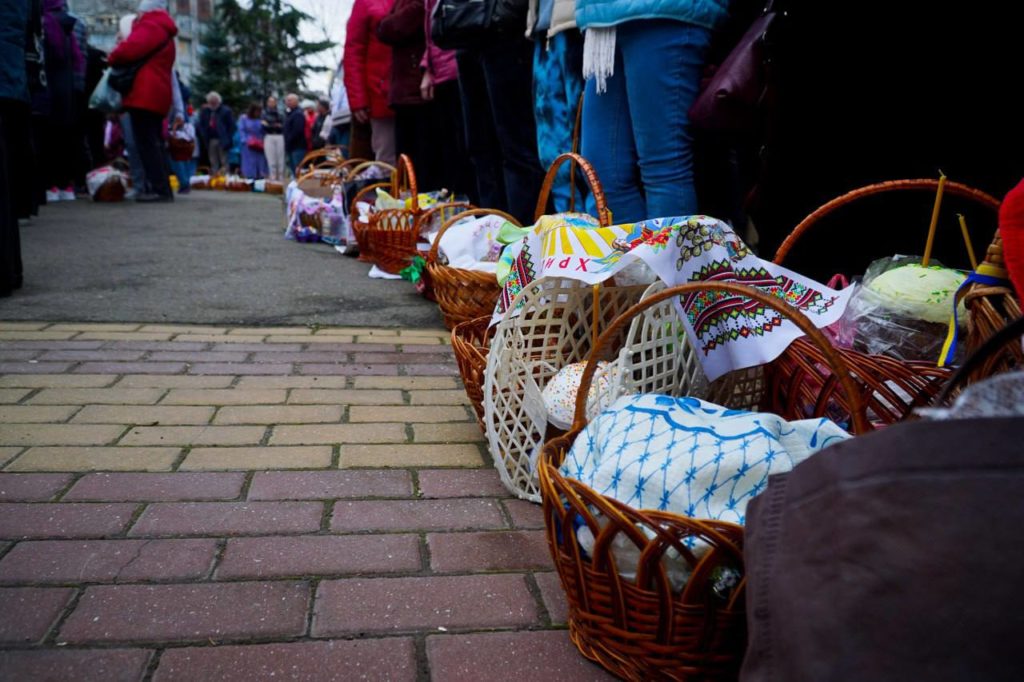 В Миколаєві містяни святкують Великдень (ФОТО) 12