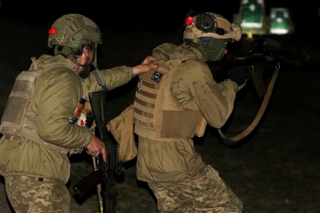 Щоб краще відбивати атаки ворога: миколаївські десантники показали свої нічні тренування (ФОТО) 11