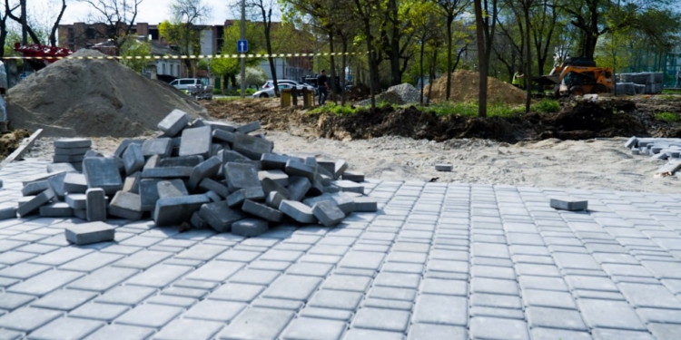 У Миколаєві відновлюють “Серце міста”, пошкоджене внаслідок обстрілів окупантів (ФОТО)