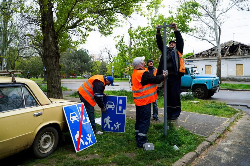 У Миколаєві комунальники продовжують працювати на місцях вчорашніх російських обстрілів (ФОТО) 13