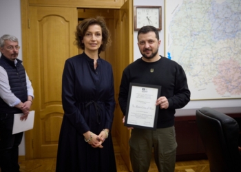 Зеленському передали сертифікат про внесення історичного центру Одеси до списку Всесвітньої спадщини ЮНЕСКО під загрозою (ФОТО)