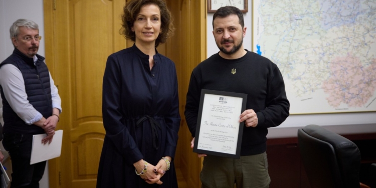 Зеленському передали сертифікат про внесення історичного центру Одеси до списку Всесвітньої спадщини ЮНЕСКО під загрозою (ФОТО)
